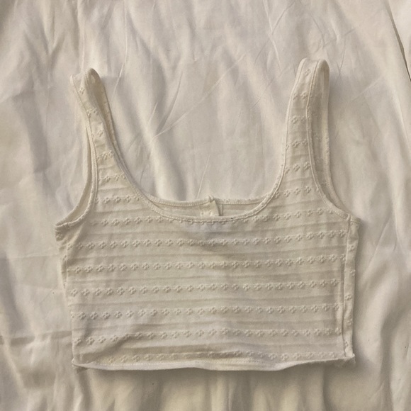 A cute white crop top from forever 21 - Picture 3 of 4